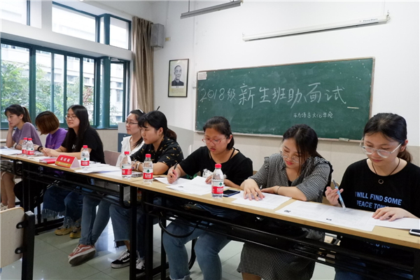 东语面试官_副本.jpg