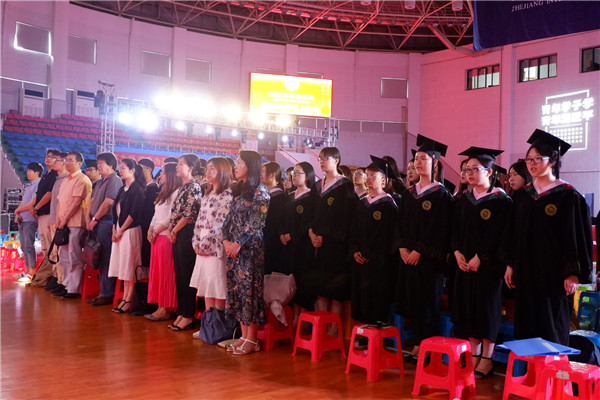 7 澳门六合彩内幕资料
学生和老师唱国歌.jpg