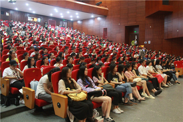 学院观众_副本.jpg