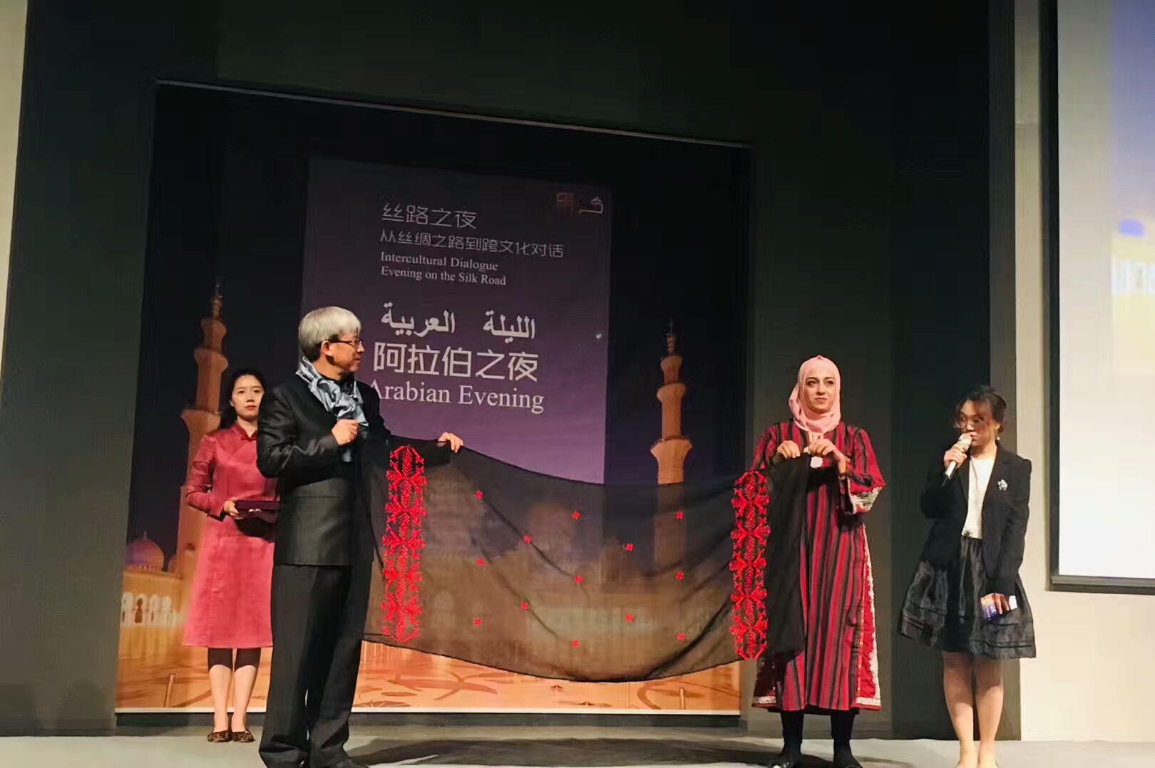【阿语动态】澳门六合彩内幕资料
阿语系师生受邀参加中国丝绸博物馆“阿拉伯之夜”主题晚会3.png
