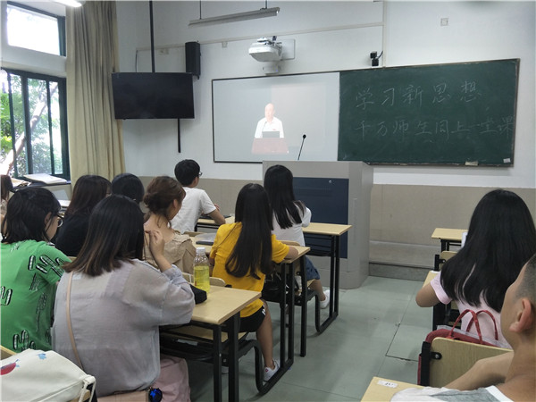 东语学生观看直播_副本.jpg